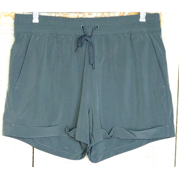 Lululemon Shorts Womens 10 Green Spring Break Away 3" Inseam Cuffed Running - Picture 1 of 7